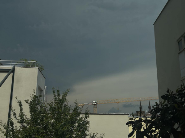 Búrkové mračná nad Trnavou | Zdroj: red.