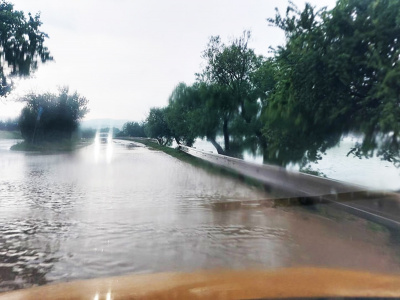 Zaplavené cesty na Záhorí. | Zdroj: KR PZ TT