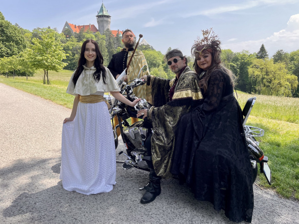 Nakrúcanie pri Smolenickom zámku. | Zdroj: Dračie dni