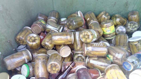 Zaváraniny v kontajneri  | Foto: Biely Kostol