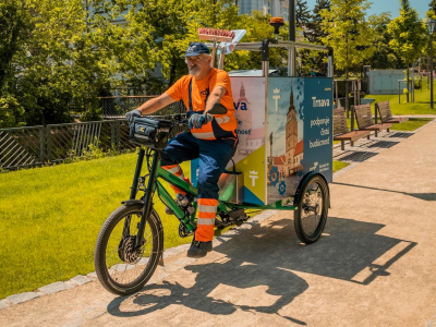 Ekologický odvoz odpadu v Trnave. Na snímke je nákladný elektrický bicykel v Ružovom parku. | Foto: Lukáš Patrik, Mesto Trnava