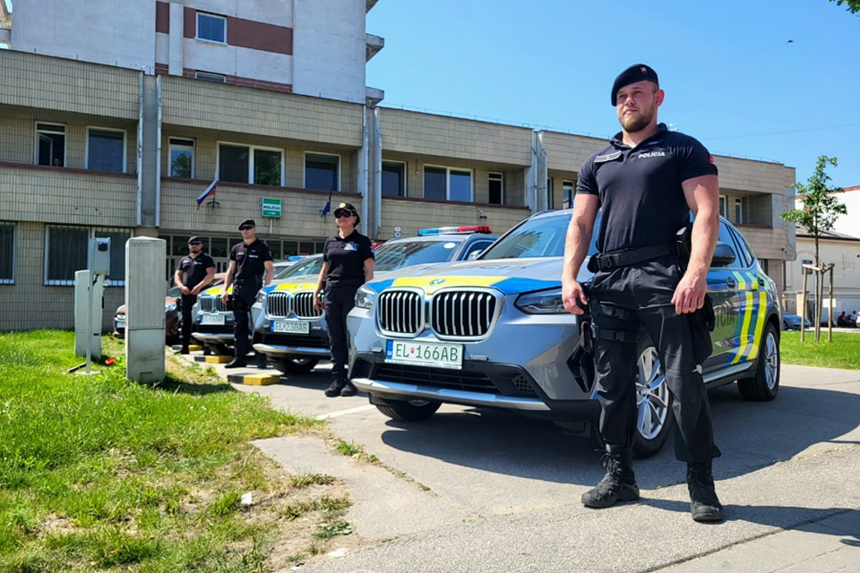 Policajti pri autách zapózovali | Zdroj: KR PZ TT
