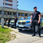 Policajti pri autách zapózovali | Zdroj: KR PZ TT