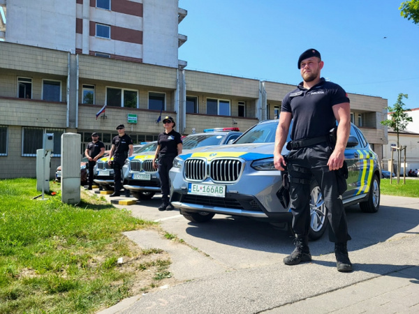 Policajti pri autách zapózovali | Zdroj: KR PZ TT