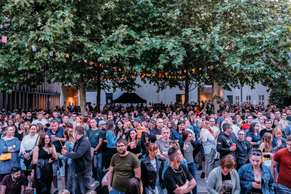 Pár minút pred začiatkom koncertu. Pohľad z pódia. | Foto: Dano Banič