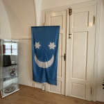 Na Beňovského vlajke je smajlík | Zdroj: KT