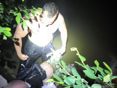 Záchrana muža na rybníku v Trnave. | Zdroj: KR PZ TT