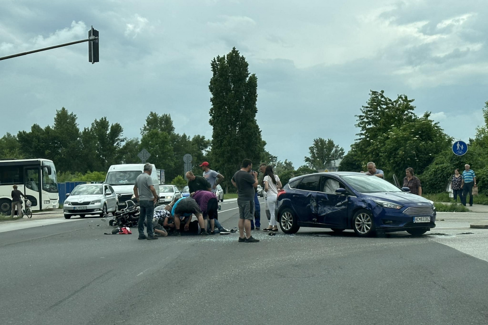 Zrážka osobného vozidla s motocyklom. | Foto: Laura Šugrová, Dopravný servis Piešťany a okolie, fb