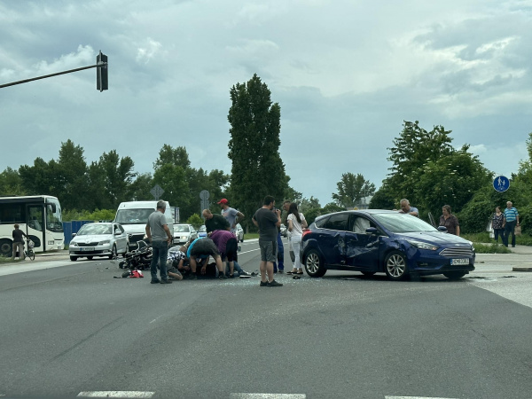 Zrážka osobného vozidla s motocyklom. | Foto: Laura Šugrová, Dopravný servis Piešťany a okolie, fb