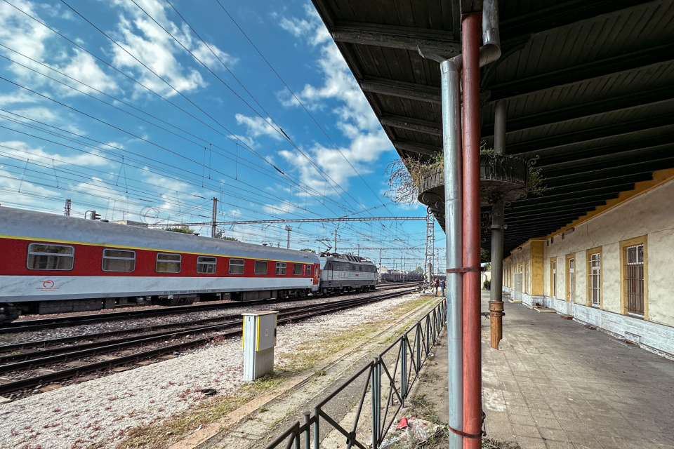 Stará železničná stanica v súčasnosti. Popri nej stále premávajú vlaky. Je tak čas si ju obzrieť pri cestovaní smerom do Bratiskavy. | Foto: Pavol Holý