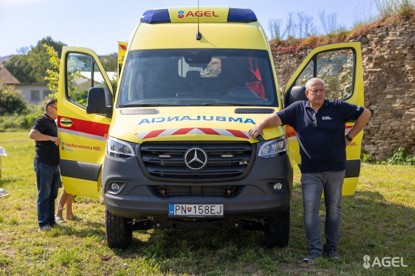 Nové sanitky majú žltú farbu | Zdroj: FN Skalica 