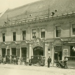 Automobily pred trnavskou bankou (okolo roku 1930) | Zdroj: Zbierkový fond ZsM 