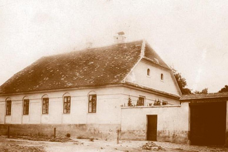 Pamätná fara v Hlbokom na historickej snímke. | Zdroj: Obec Hlboké