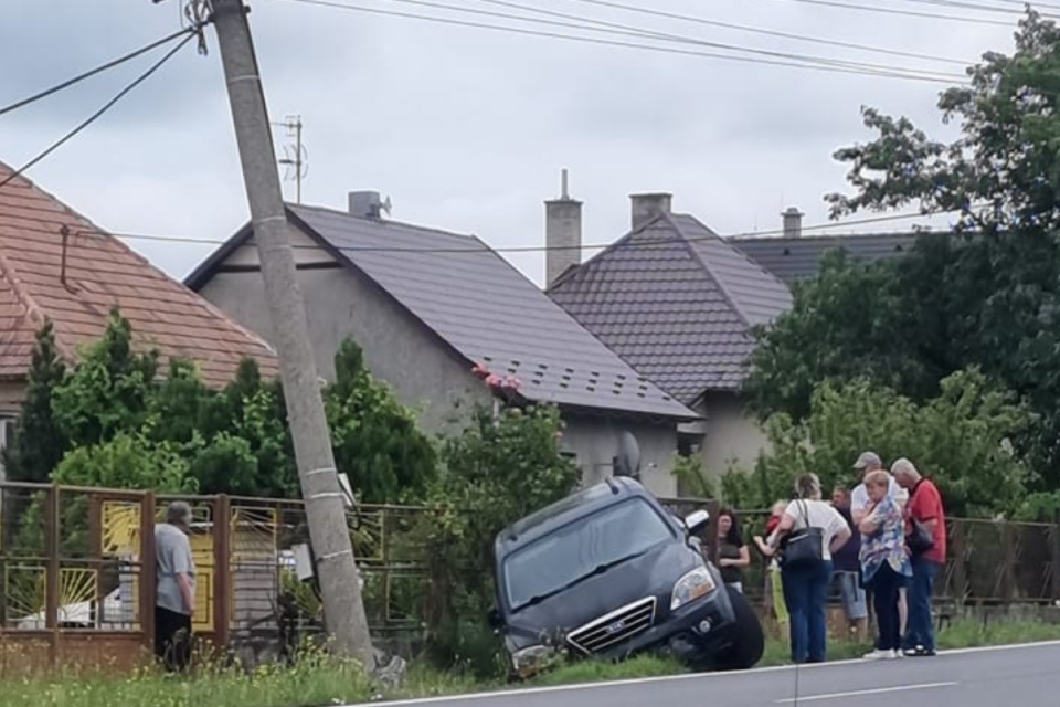 Po nehode v Jablonici skončilo vozidlo v priekope. | Foto: Zuzka Laurinkiná, Dopravný servis SE, SI a okolie, fb