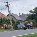 Po nehode v Jablonici skončilo vozidlo v priekope. | Foto: Zuzka Laurinkiná, Dopravný servis SE, SI a okolie, fb