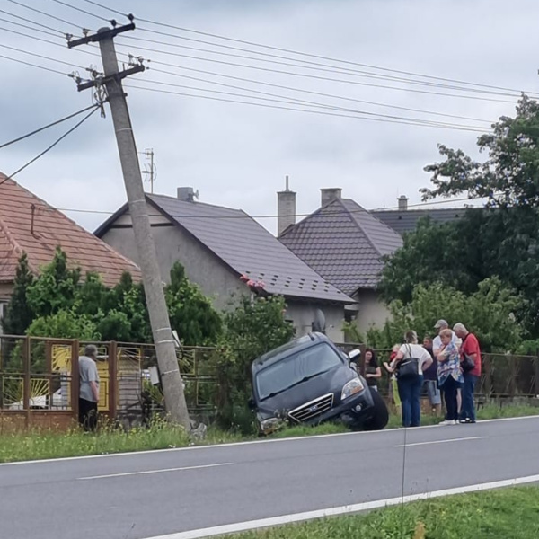 Po nehode v Jablonici skončilo vozidlo v priekope. | Foto: Zuzka Laurinkiná, Dopravný servis SE, SI a okolie, fb