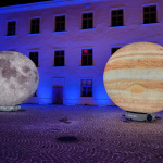 Nafukovacie modely Jupiteru a Mesiaca na zimnom slnovrate | Zdroj: Hvezdáreň a planetárium M. R. Štefánika v Hlohovci