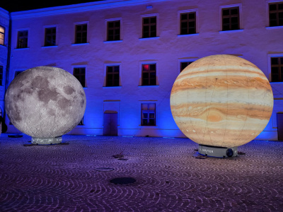 Nafukovacie modely Jupiteru a Mesiaca na zimnom slnovrate | Zdroj: Hvezdáreň a planetárium M. R. Štefánika v Hlohovci