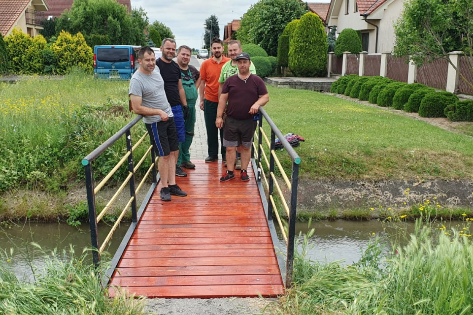 V obci sa spojili šikovní ľudia a opravili lávku | Zdroj: Obec Veľké Orvište