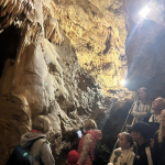 Na prehliadky prichádzajú turisti aj s deťmi | Zdroj: red.