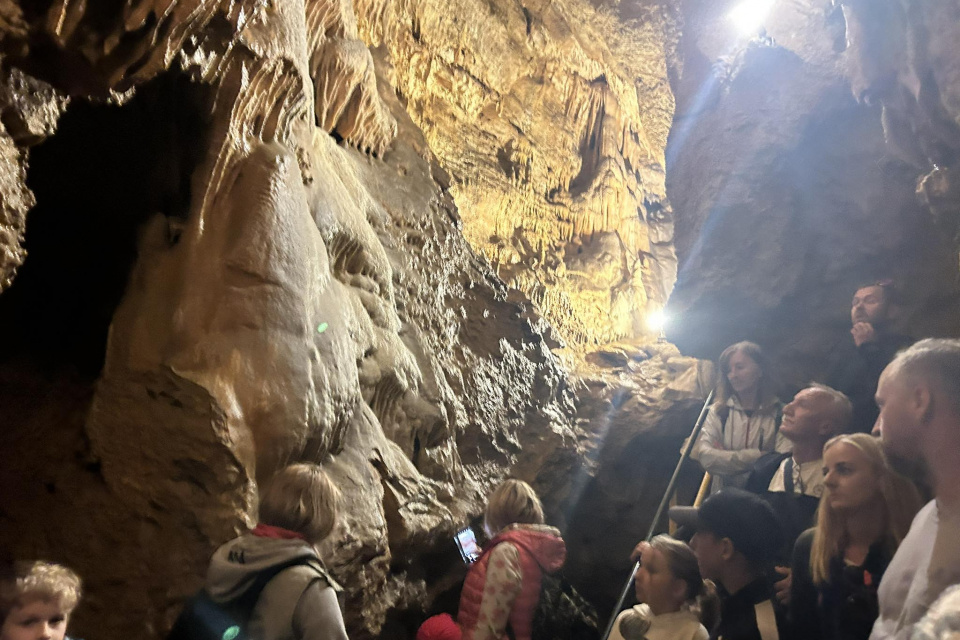 Na prehliadky prichádzajú turisti aj s deťmi | Zdroj: red.