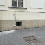 Jedna z budov je mierne poškodená | Zdroj: Maja Greifová, Trnavské rádio