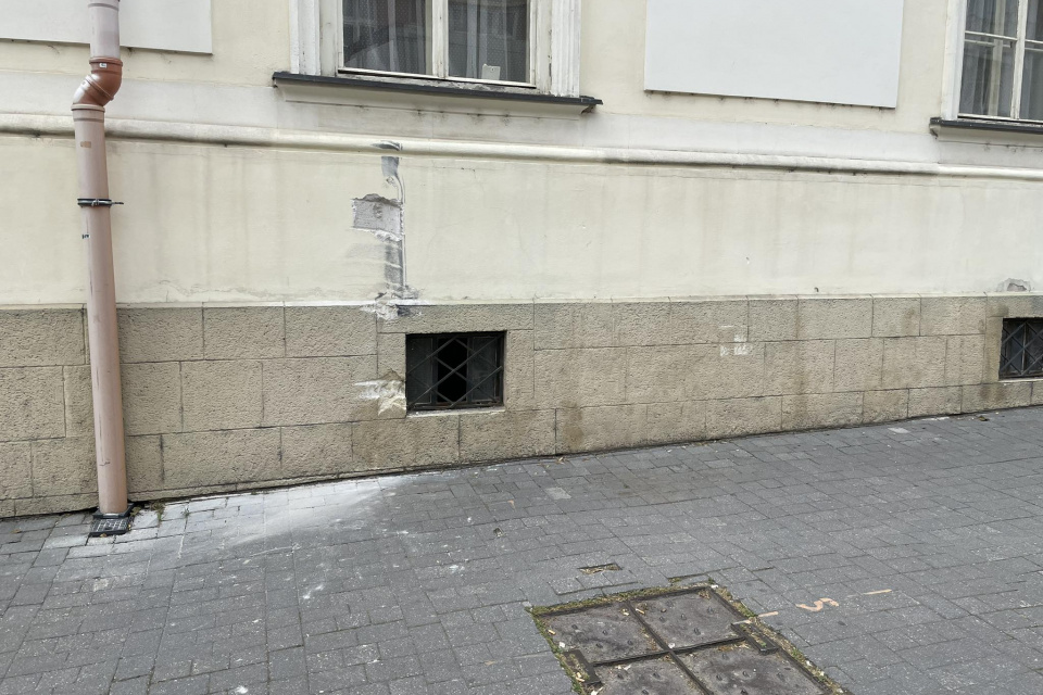 Jedna z budov je mierne poškodená | Zdroj: Maja Greifová, Trnavské rádio