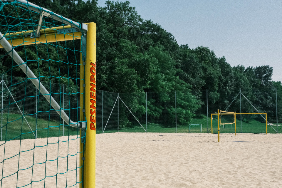 Kúpalisko ponúka aj veľké ihrisko na plážový volejbal či futbal na piesku. | Foto: Dušan Vančo, Trnavské rádio