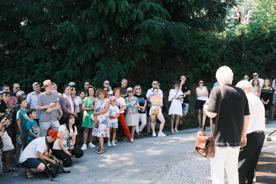 Na snímke návštevníci sledujúci úvodné príhovory (8. 7. 2023, Trnavá Hora). | Foto: Dušan Vančo