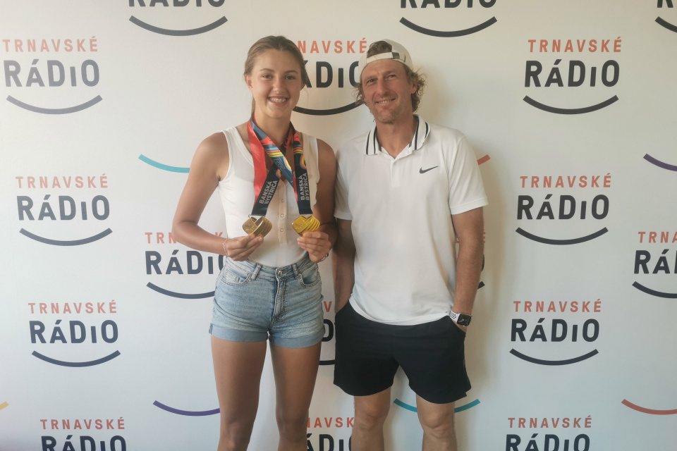 Tenistka na návšteve v Trnavskom rádiu s trénerom | Zdroj: Nikol Kaňuková