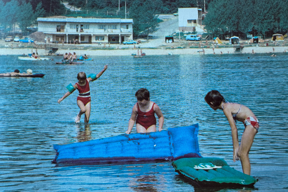Kúpanie na priehrade Buková. | Zdroj: Dagmar Veliká a kol., 1983