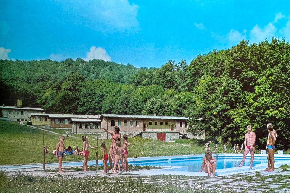 Rekreačné stredisko a pioniersky tábor na Viteku pri Chtelnici, uvádza kniha z roku 1983. | Zdroj: Dagmar Veliká a kol., 1983