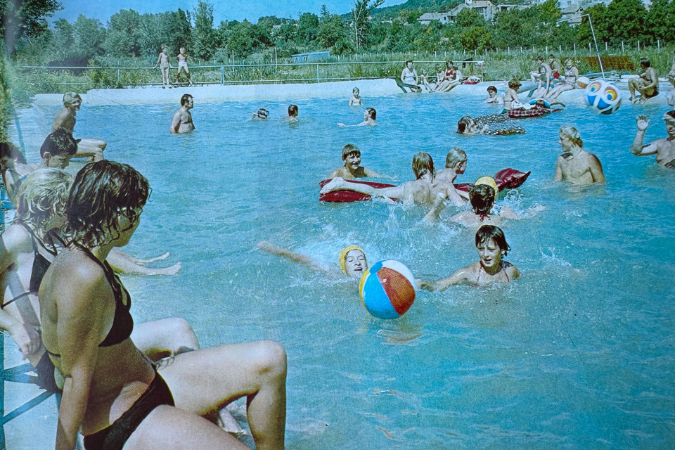 Kúpanie v obci Koplotovce. | Zdroj: Dagmar Veliká a kol., 1983