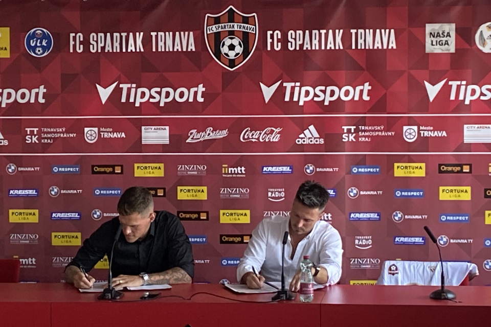Martin Škrtel na tlačovej besede podpísal zmluvu | Foto: Pavol Jurák