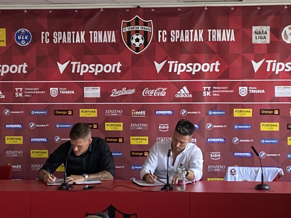 Martin Škrtel na tlačovej besede podpísal zmluvu | Foto: Pavol Jurák