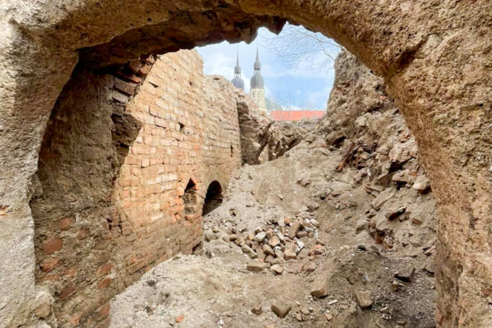 Polkruhový kamenný portál, ktorým sa do pivnice vstupovalo. | Foto: Pavol Holý, Trnavské rádio