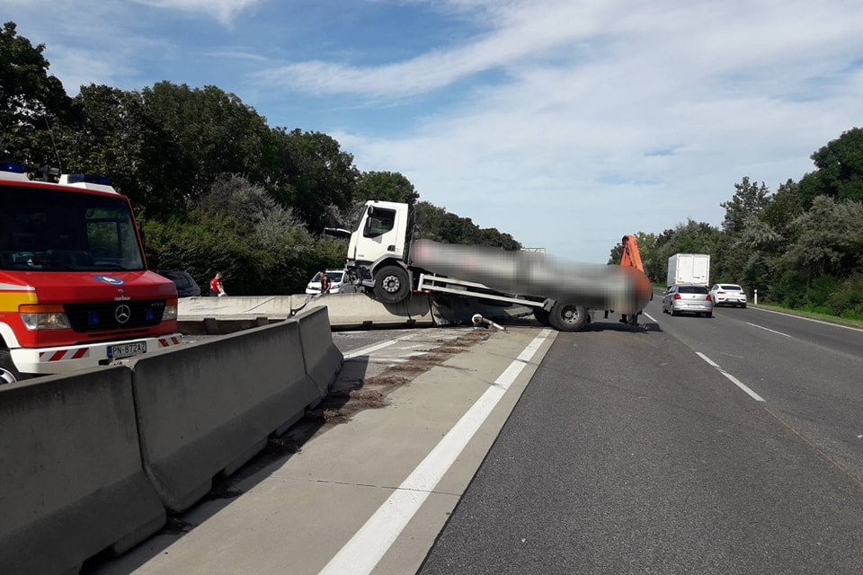 Vozidlo zablokovalo oba smery | Foto: KRPZTT