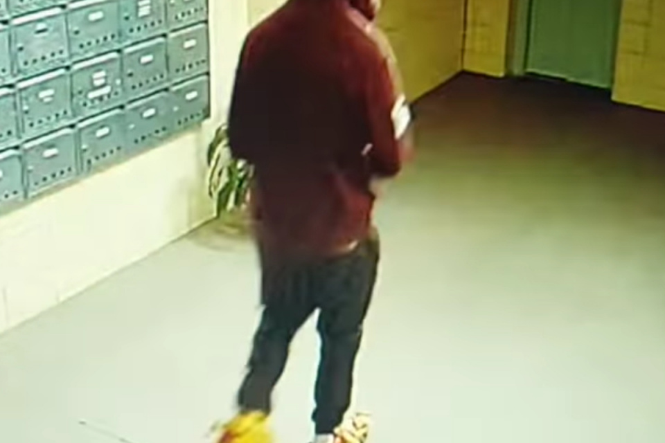 Igelitkami chcel možno zahladiť stopy, alebo maskovať zriedkavé tenisky. | Reprofoto: Peťa Bé, Fraštačani, fb
