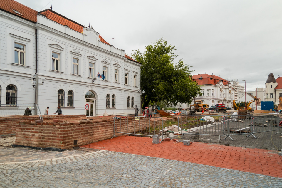 Pracovníci postupne už pracujú na dlažbe | Zdroj: Mesto Trnava