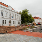 Pracovníci postupne už pracujú na dlažbe | Zdroj: Mesto Trnava