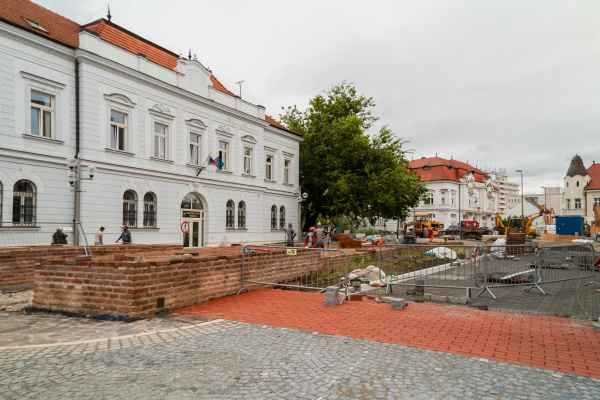 Pracovníci postupne už pracujú na dlažbe | Zdroj: Mesto Trnava