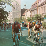 Cyklistické preteky v centre Trnavy. | Zdroj: Dagmar Veliká a kol., 1983