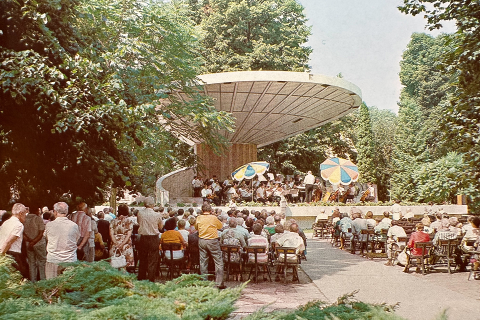 Hudobný pavilón v piešťanskom parku. | Zdroj: Dagmar Veliká a kol., 1983