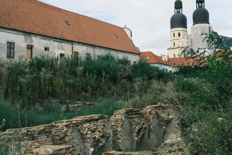 Základy gotickej pivnice ostávajú odhalené | Zdroj: Pavol Holý, Trnavské rádio