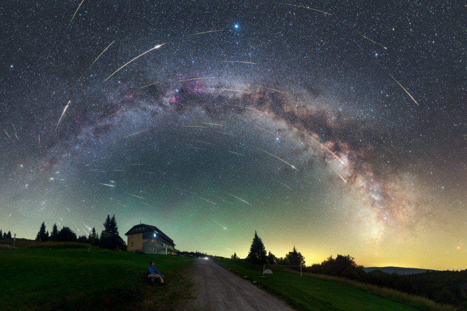 Perzeidy na nočnej oblohe. | Foto: Petr Horálek