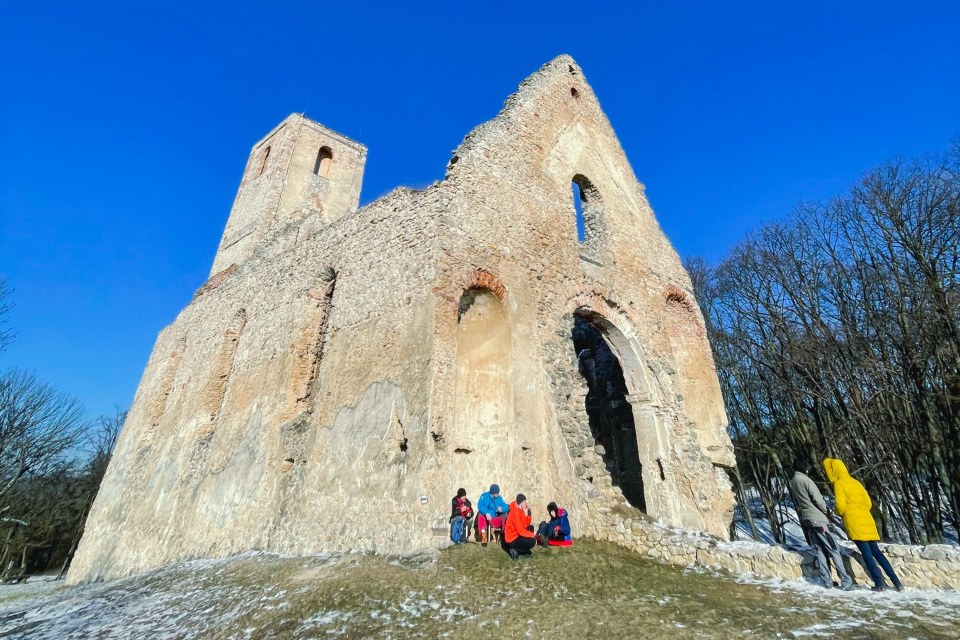 Ruiny Kostola a kláštora sv. Kataríny Alexandrijskej pri Dechticiach. | Foto: Pavol Holý