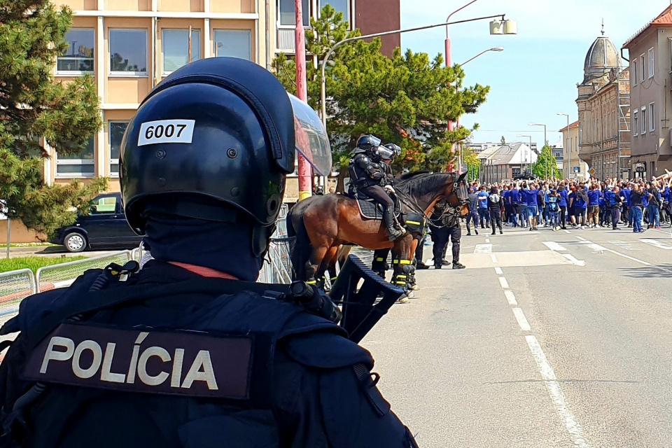 Polícia počas monitoringu situácie | Zdroj: KRPZTT