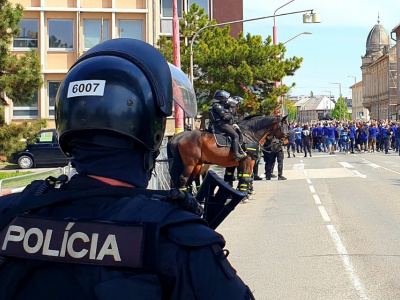 Polícia počas monitoringu situácie | Zdroj: KRPZTT