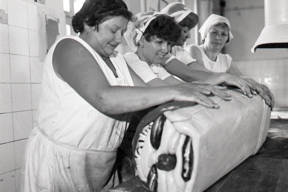 Výroba roksových lízaniek na konci 80. rokov. | Foto: Vladimír Benko, TASR