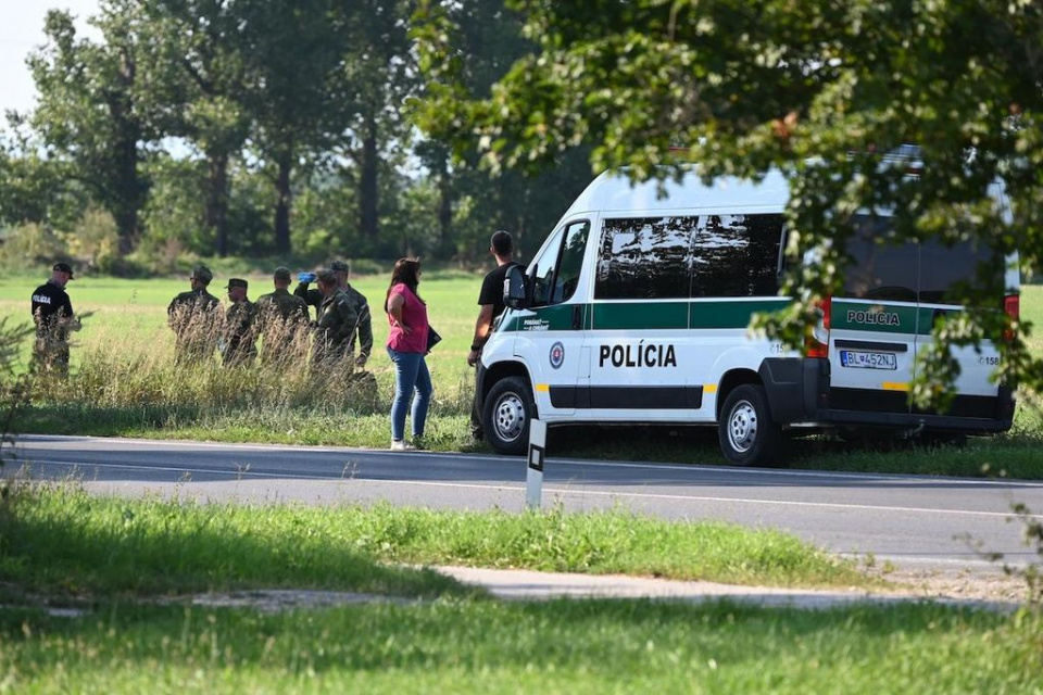 Policajti prehľadávali okolie cesty od Leopoldova na Hlohovec. | Zdroj: TASR, Lukáš Grinaj
